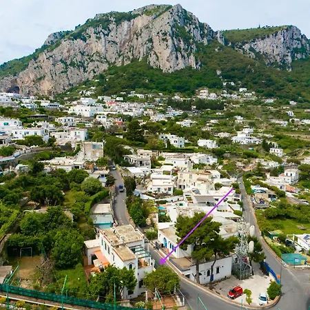 Nella Curva Della Funicolare, 아파트