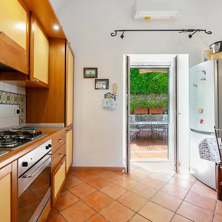 Nella Curva Della Funicolare, Capri