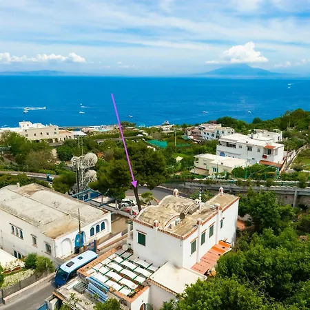 Nella Curva Della Funicolare, Apartamento Capri