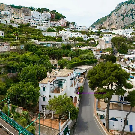 Nella Curva Della Funicolare, Apartamento Capri