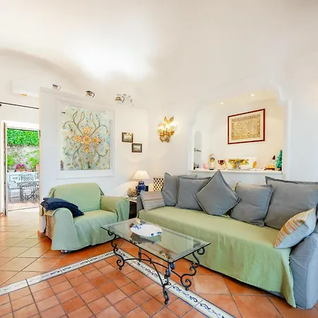 Nella Curva Della Funicolare, Capri