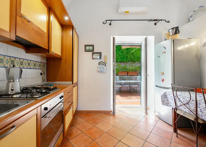 Nella Curva Della Funicolare, Капри