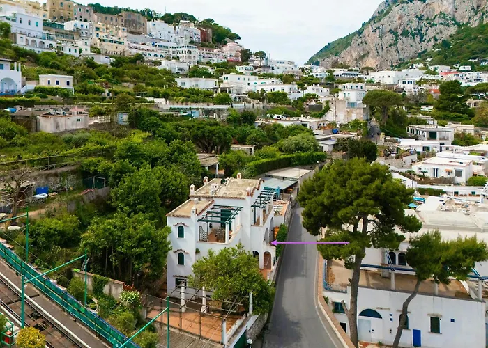 Nella Curva Della Funicolare, Appartement Capri