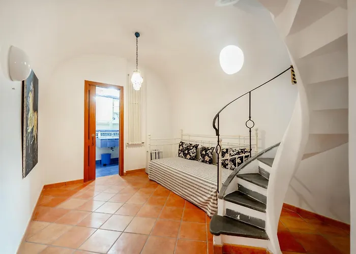 Nella Curva Della Funicolare, Капри