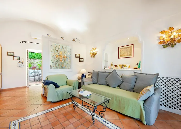 Nella Curva Della Funicolare, Capri