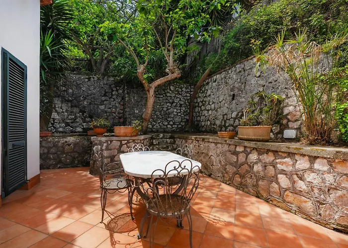 Nella Curva Della Funicolare, Appartement Capri