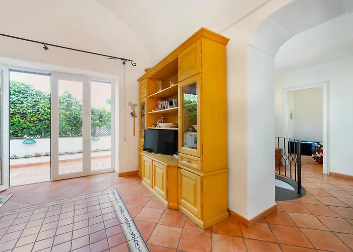 Nella Curva Della Funicolare, Капри