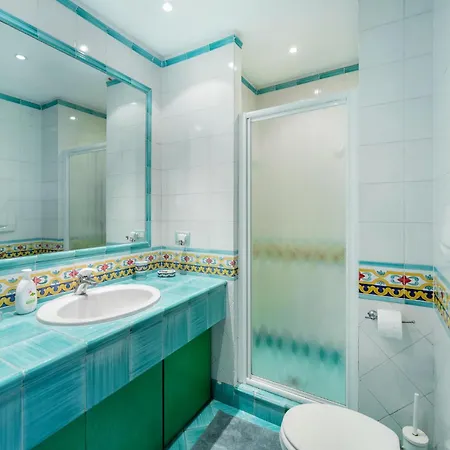 Nella Curva Della Funicolare, アパート