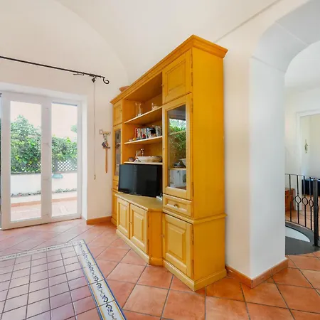 Nella Curva Della Funicolare, カプリ